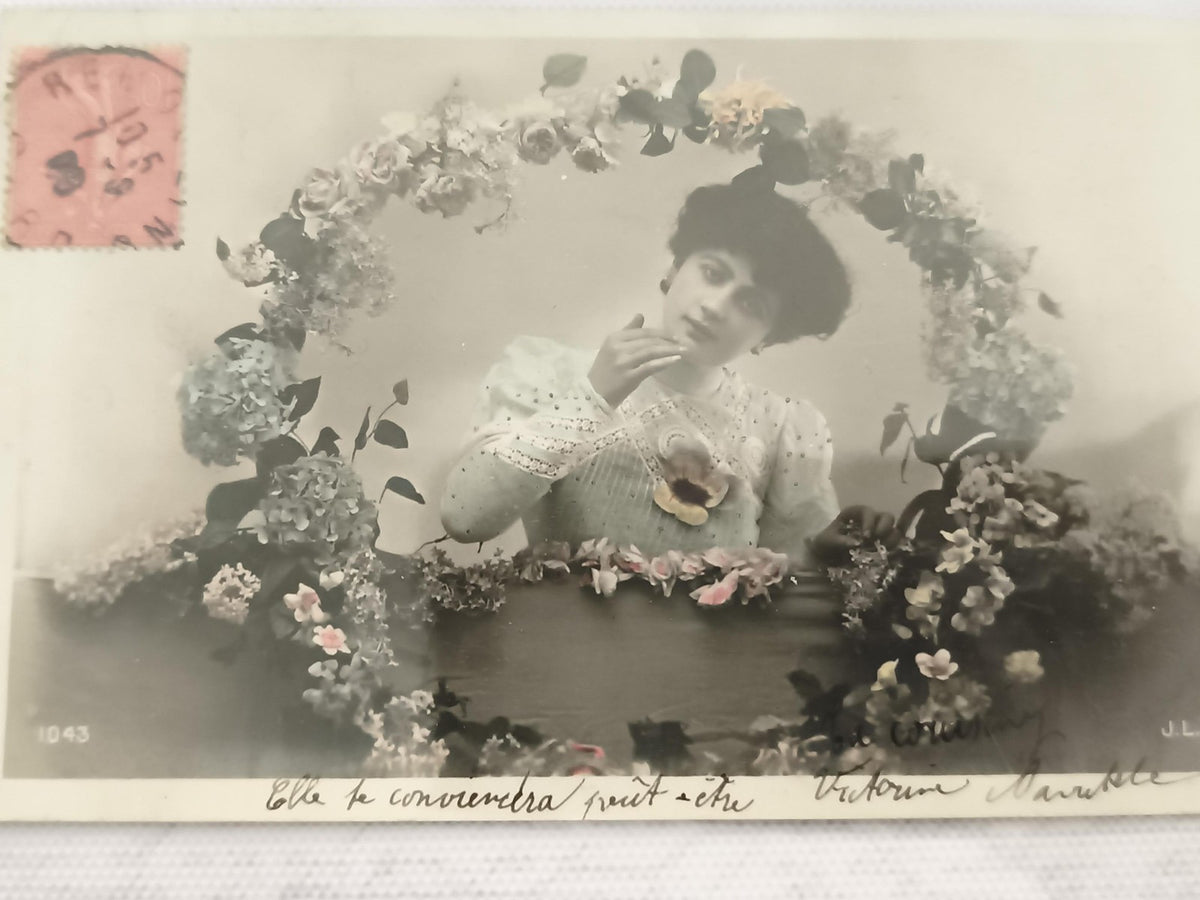 Carte postale ancienne femme fleurs, début XXe, photo sépia, timbre oblitéré