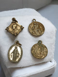 Lot 4 médailles religieuses anciennes dorées Vierge Marie Pape Virgo Carmeli vin