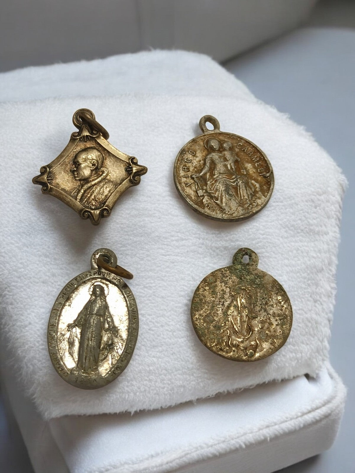 Lot 4 médailles religieuses anciennes dorées Vierge Marie Pape Virgo Carmeli vin