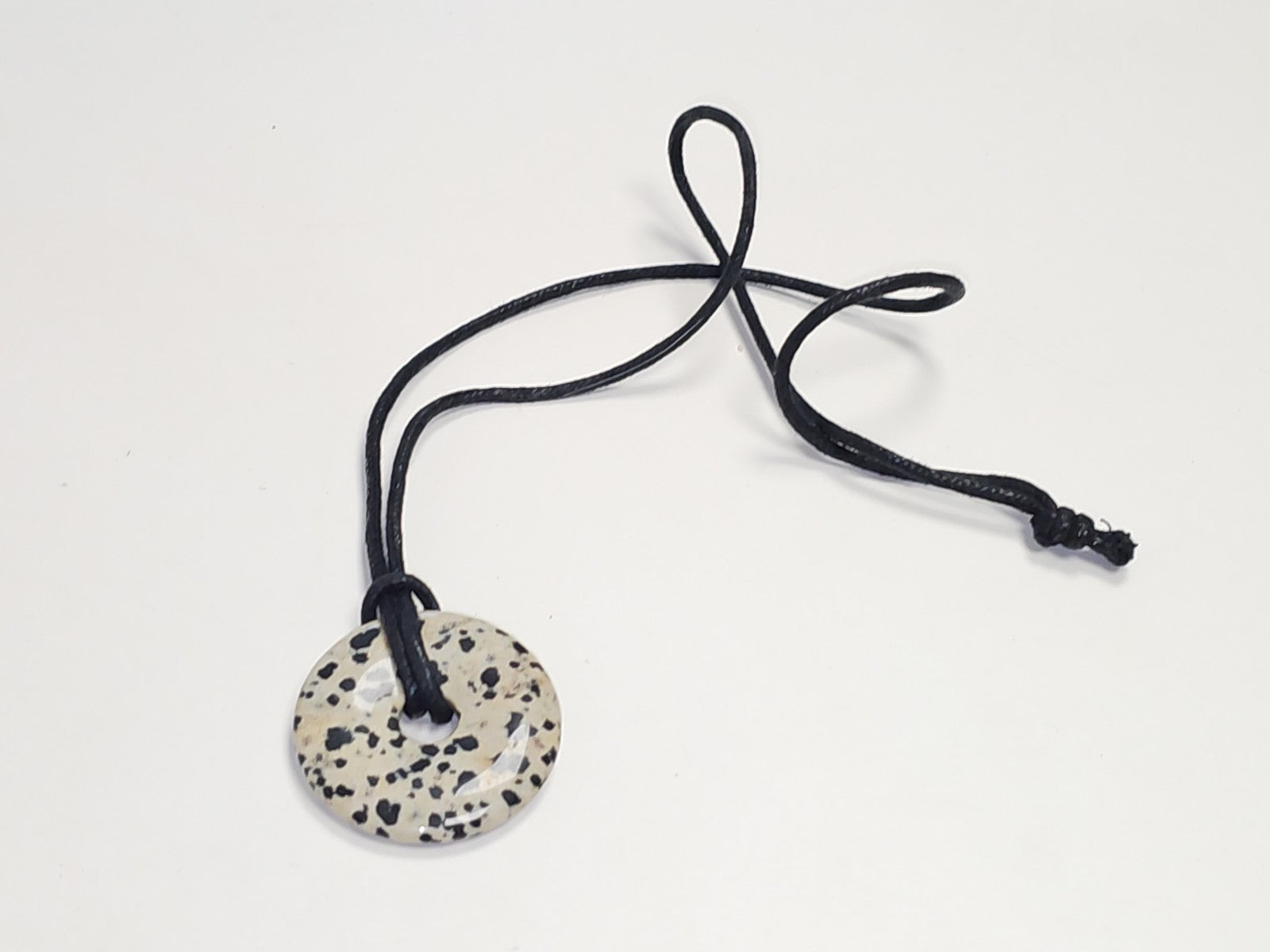 Collier pendentif beignet en jaspe dalmatien pierre naturelle bijou élégant femm