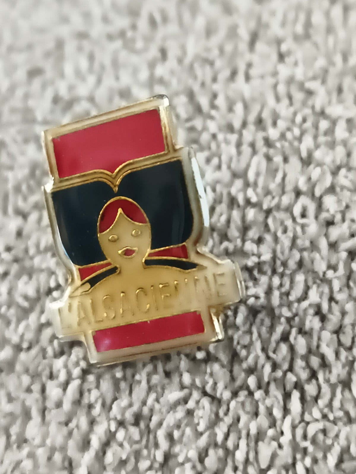 Pin's vintage L'Alsacienne émaillé rouge noir doré, badge ancien (Ref 7)