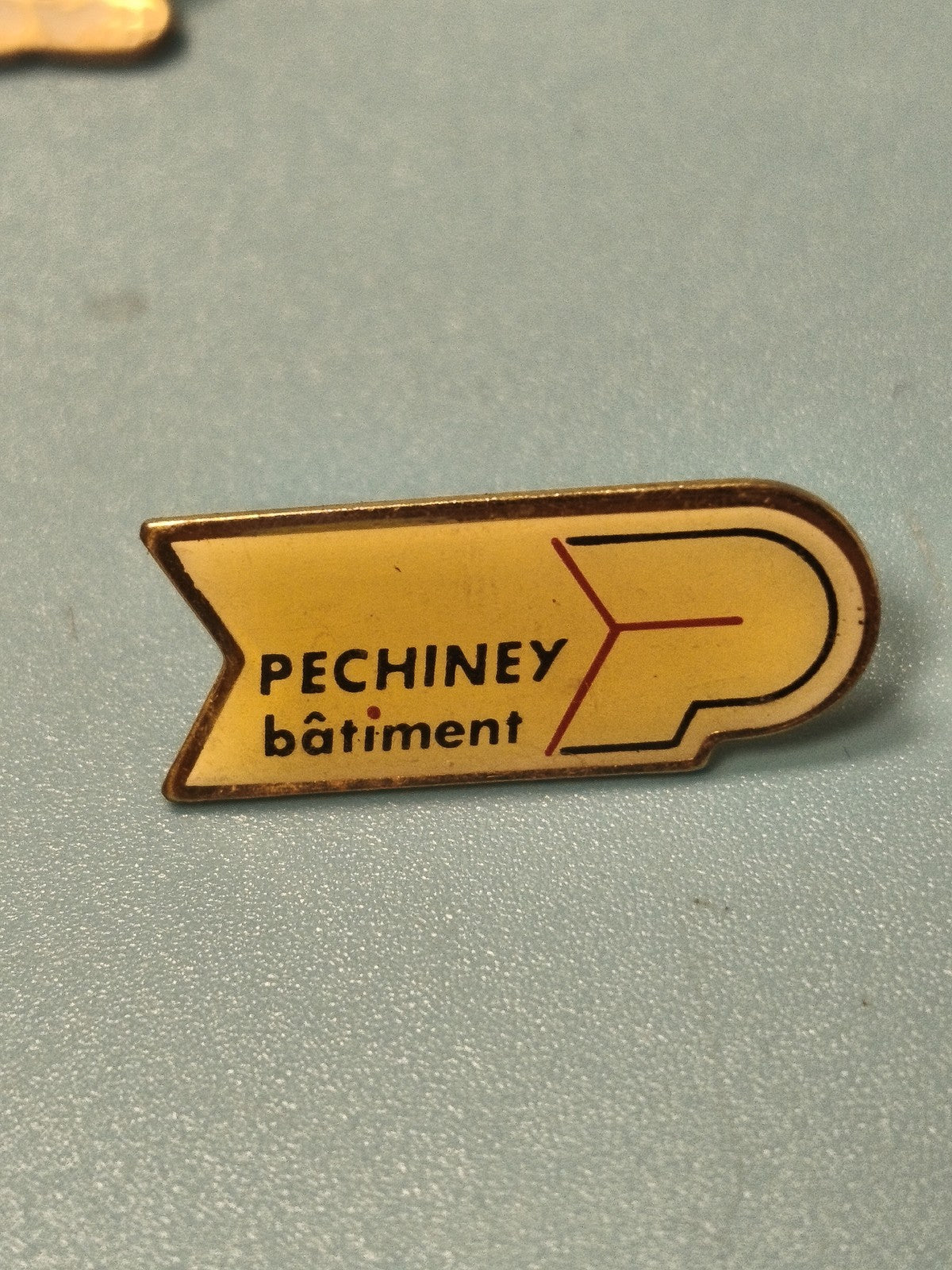 Vintage pin's Pechiney bâtiment jaune logo ancien collection (Ref 15)