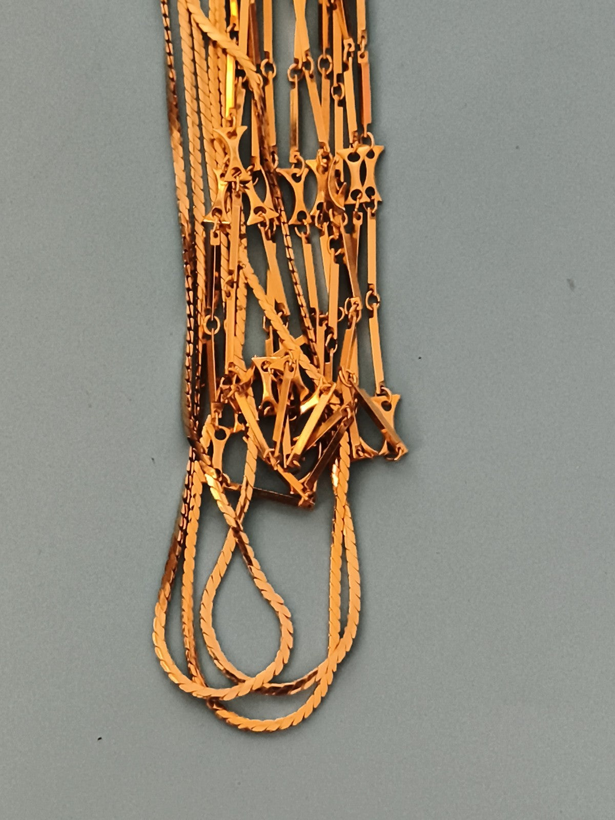Colliers vintage CORA dorés or 22 carats, lot sur présentoir, années 80