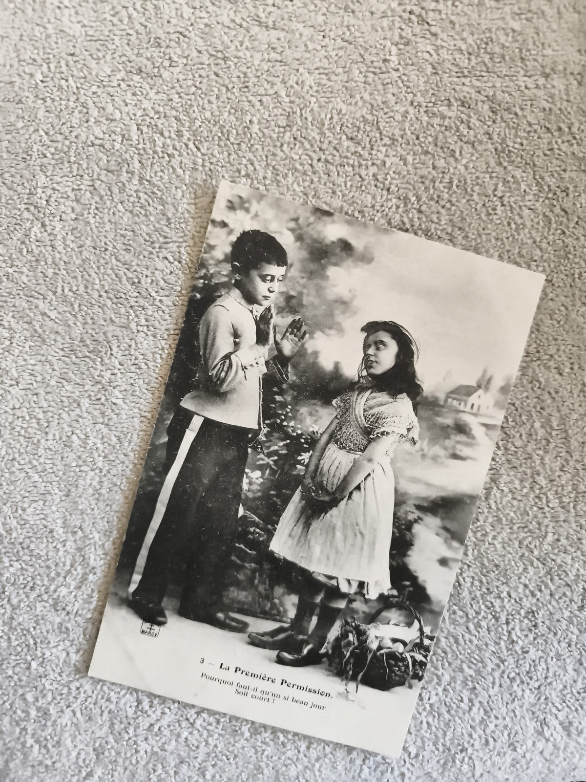 CPA photo ancienne La Première Permission scène enfants costume début XXe