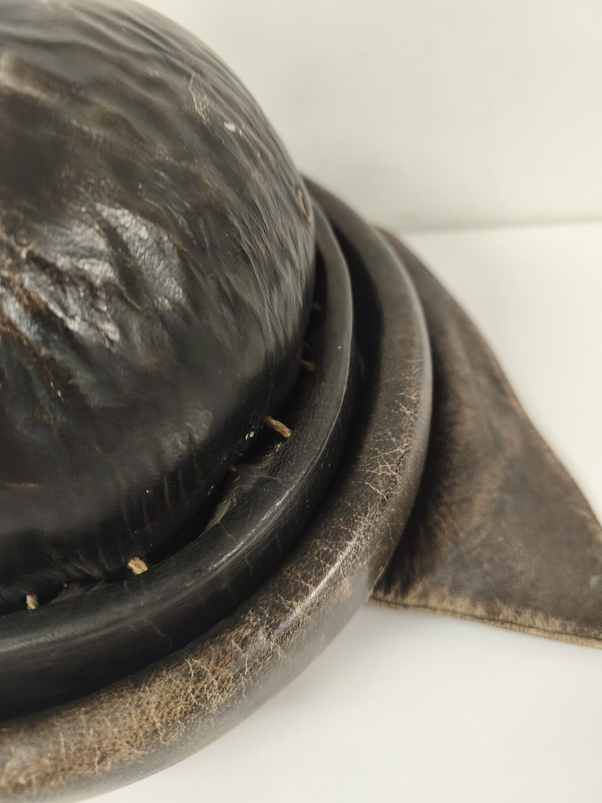 Casque tankiste espagnol modèle 1935 cuir noir insigne rouge