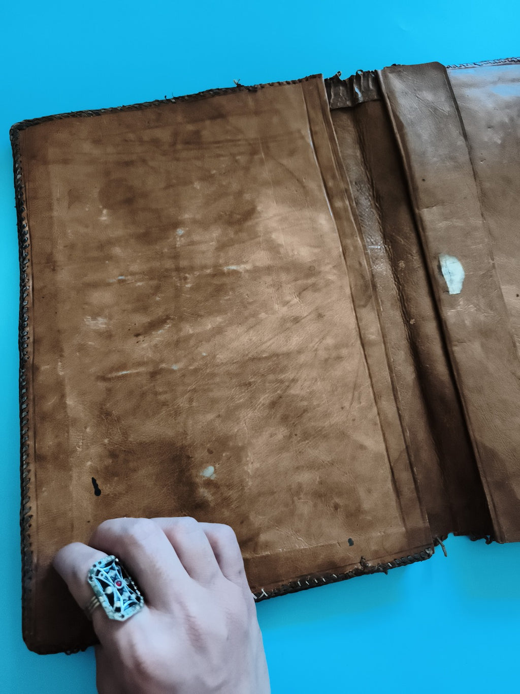 Pochette enveloppe aspect cuir serpent marron grande sacoche documents