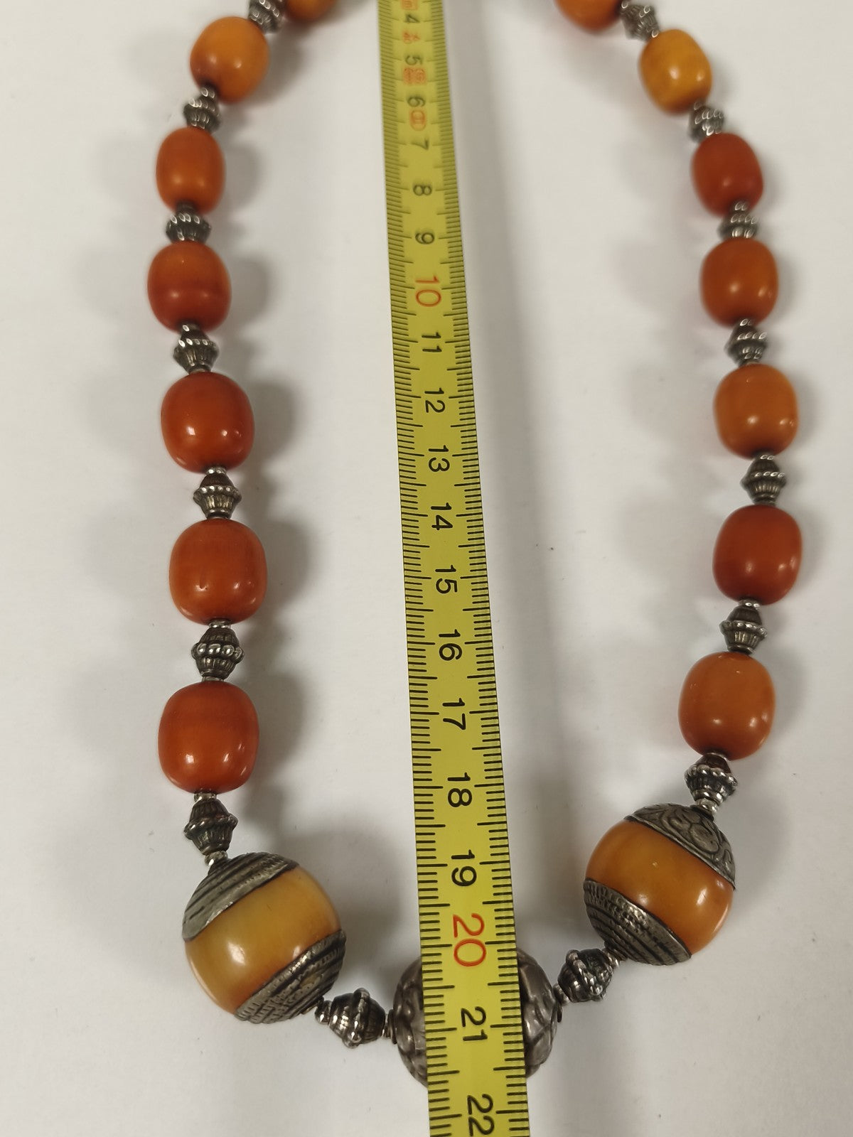 Grand collier yéménite antique argent, bakélite orange, fermoir T