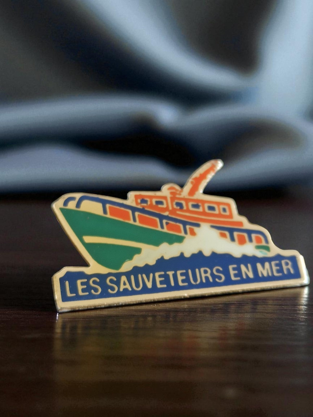 Pin's vintage Les Sauveteurs en Mer émail publicitaire bateau rétro