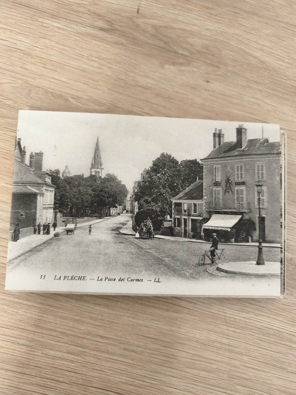 Ancienne carte postale La Flèche Place des Carmes LL noir et blanc vintage