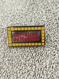 Pin's vintage La Maison du Mobilier logo rectangulaire jaune rouge (Ref 3)