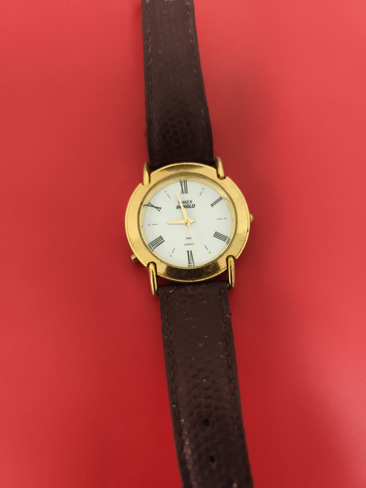 Montre Timex Indiglo cadran blanc bracelet marron aspect doré pile à changer