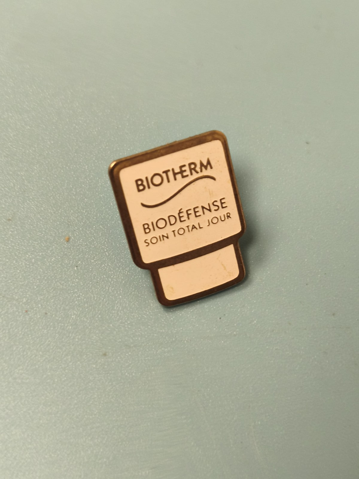 Vintage pin's Biotherm Biodéfense soin total jour carré publicitaire ancien