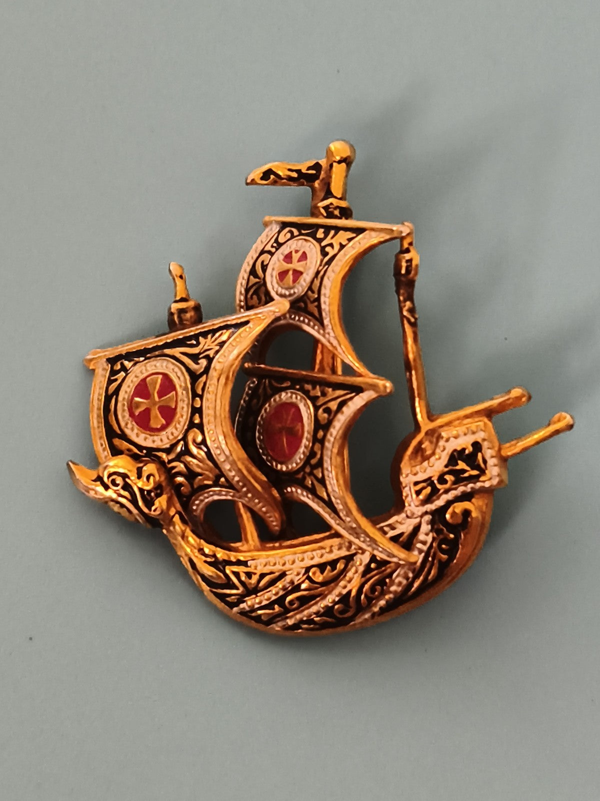 Broche ancienne navire doré style médiéval émaillé rouge noir pin's bateau