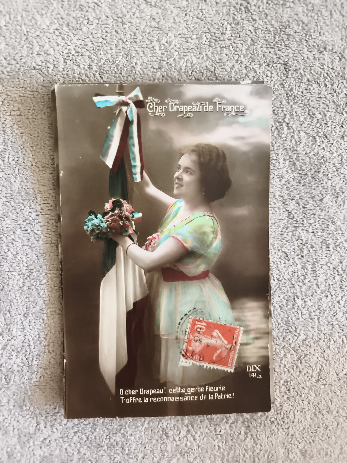 CPA patriotique France femme drapeau tricolore timbre 10c début XXe