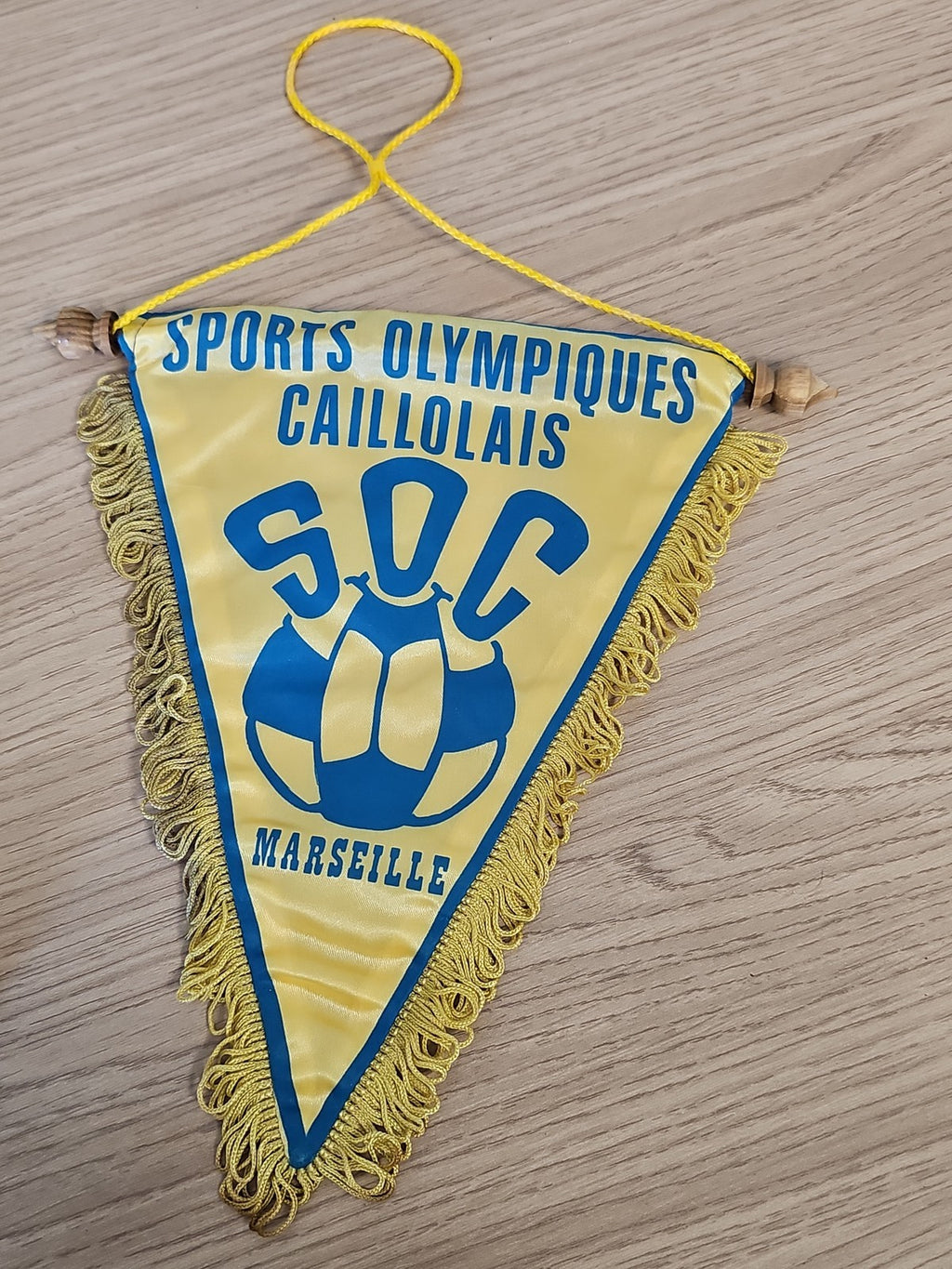 Fanion ancien SOC Caillolais Marseille rétro football jaune bleu vintage