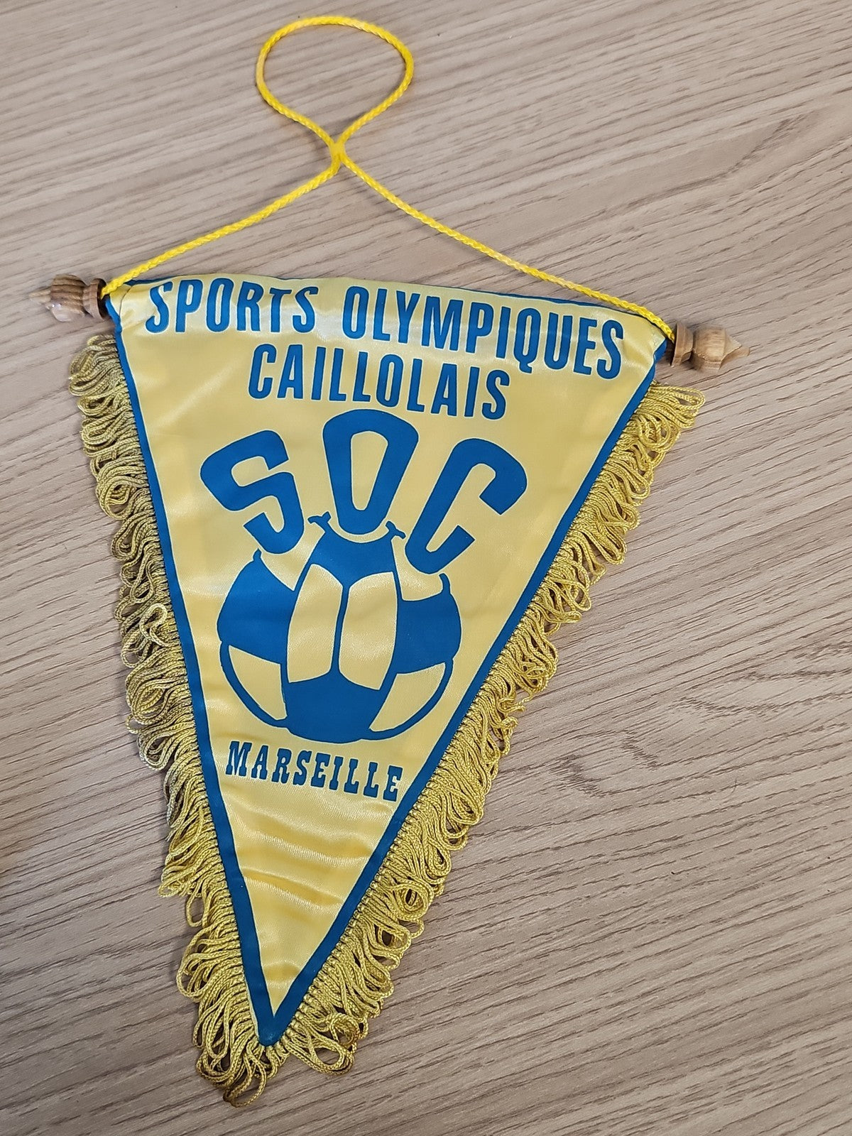 Fanion ancien SOC Caillolais Marseille rétro football jaune bleu vintage