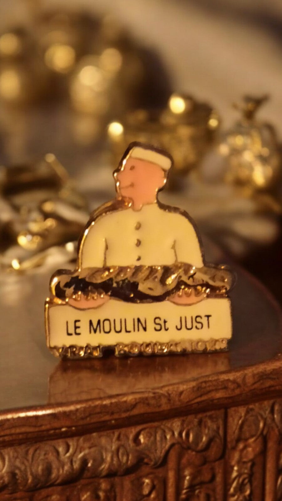 Pin's vintage Le Moulin St Just Marseille boulanger pub rétro badge