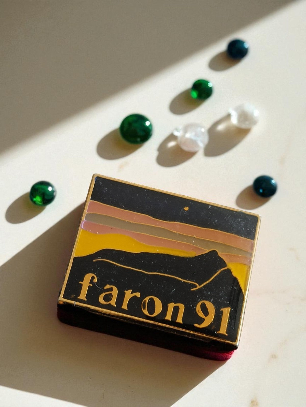 Pin's vintage émail Faron 91 années 80 badge rectangulaire rétro publicitaire