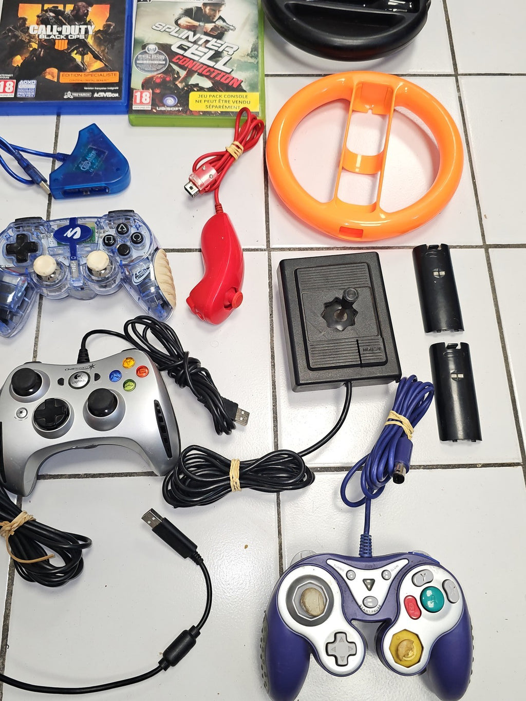 Lot manettes et accessoires jeux vidéo pour consoles, à trier, divers modèles