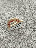 Pin's vintage Alpha T.T. motif domino blanc noir ancien badge émaillé rétro
