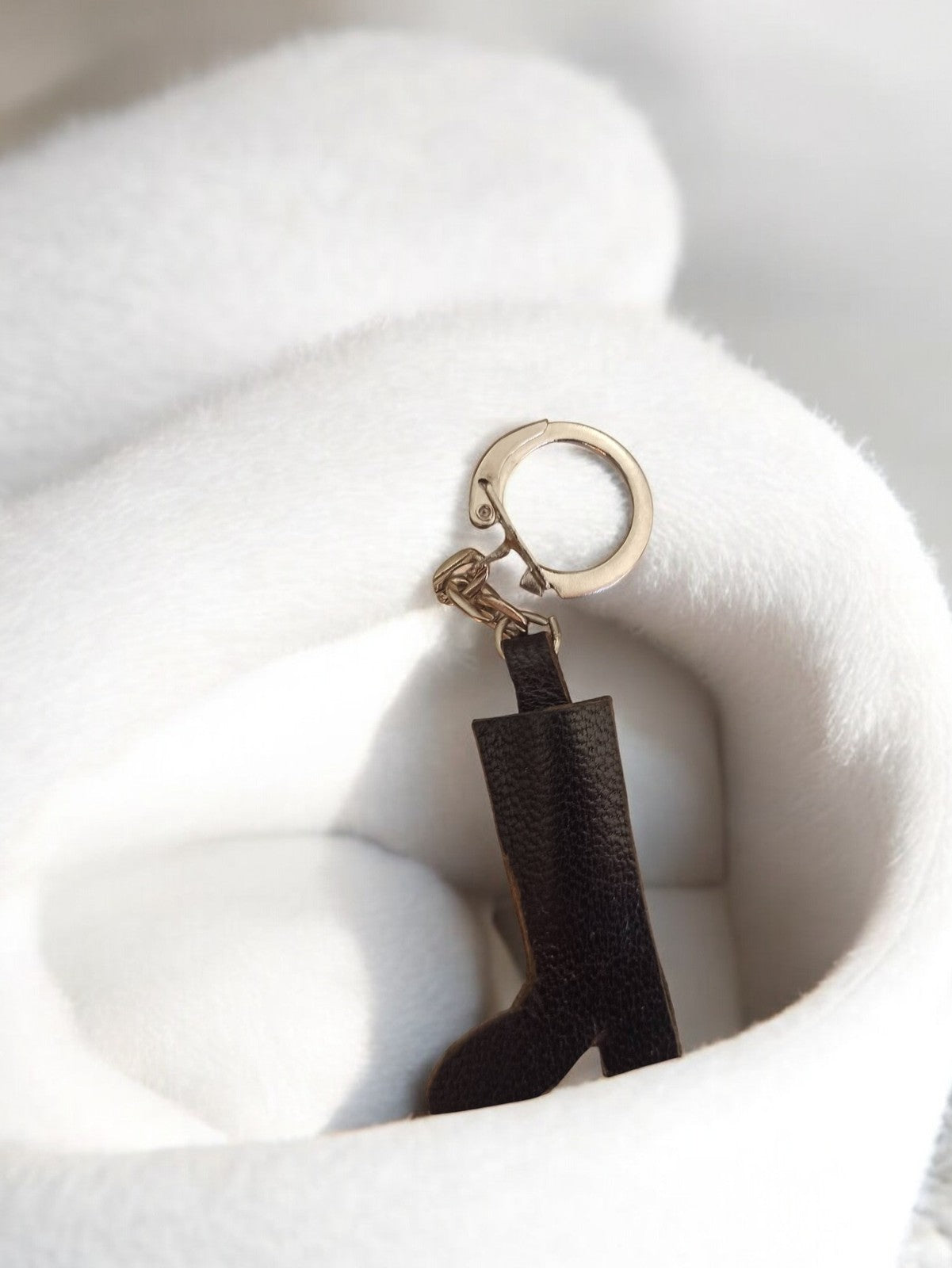 Porte-clés vintage forme botte, aspect cuir noir, rétro publicitaire ancien