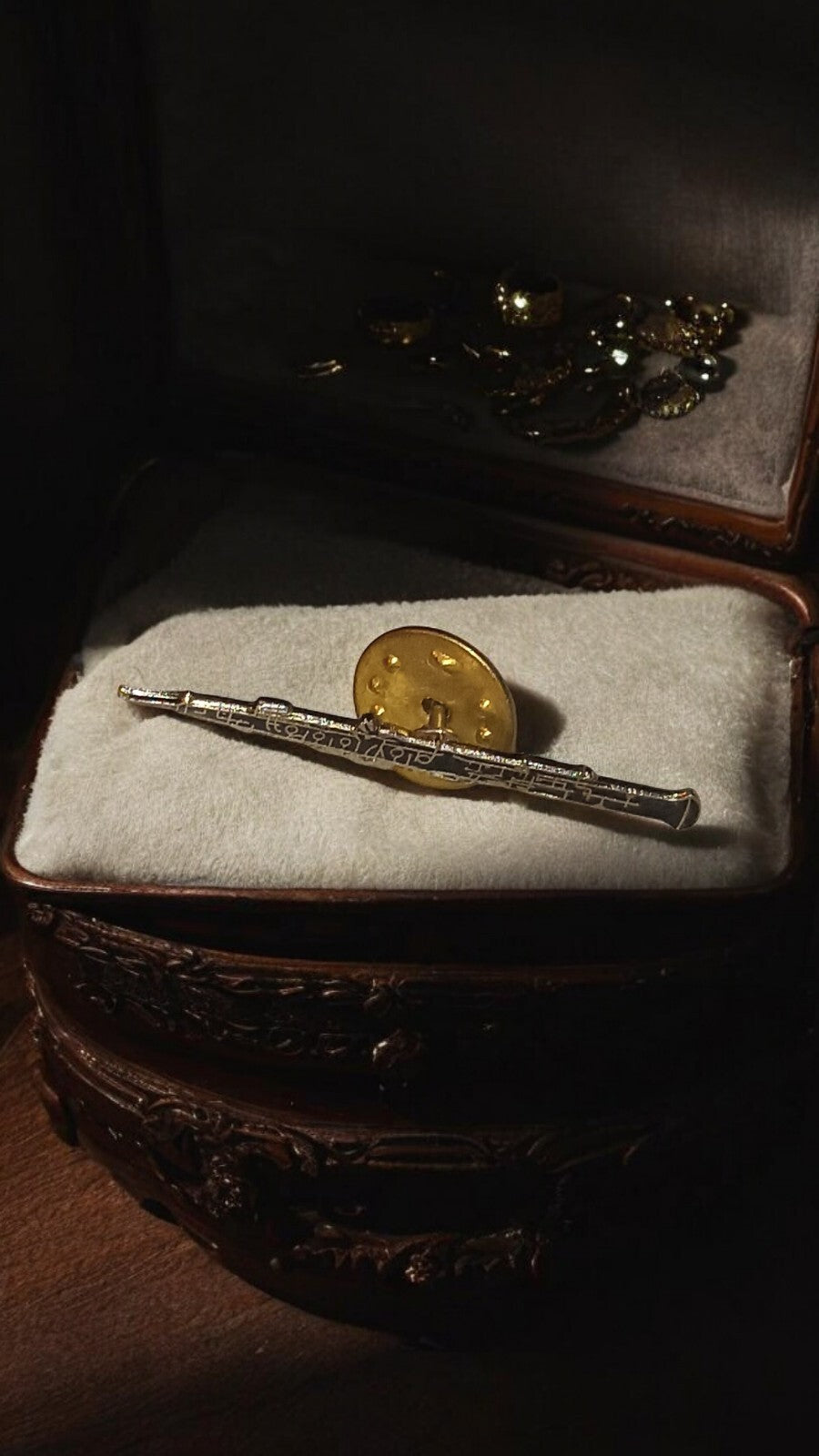 Pin's flûte vintage, accessoire rétro musique, finition dorée