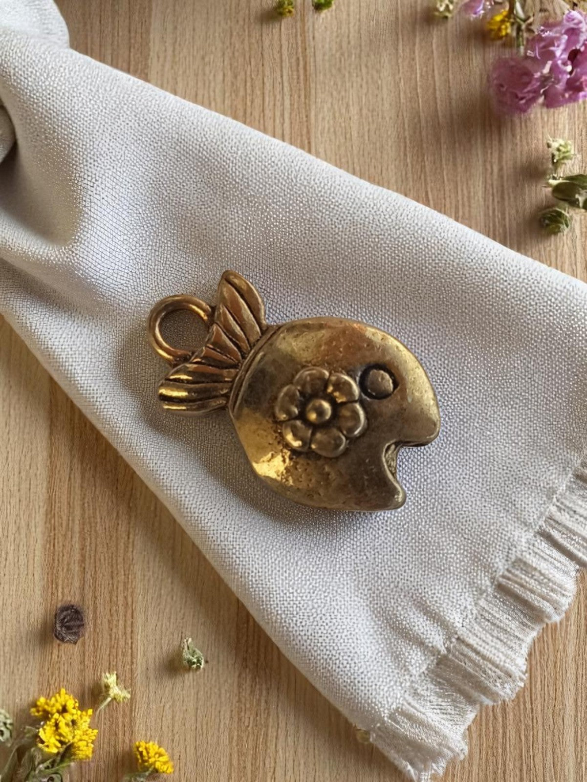 Pendentif poisson vintage métal doré années 50 motif floral rétro bijou