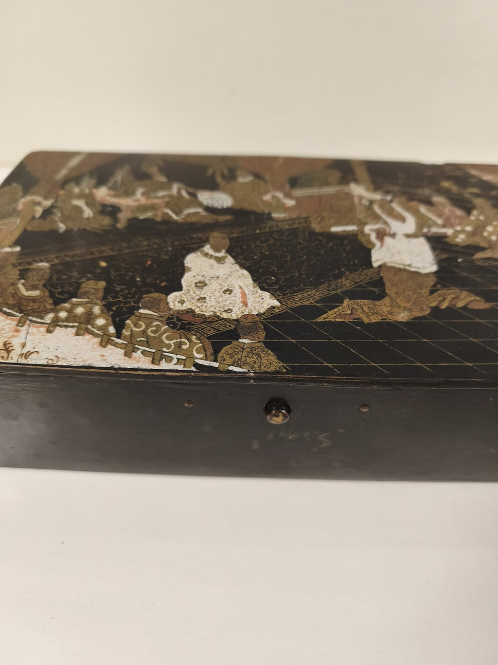 Boîte carton bouilli laqué noir, scène de cour orientale, XIXe siècle