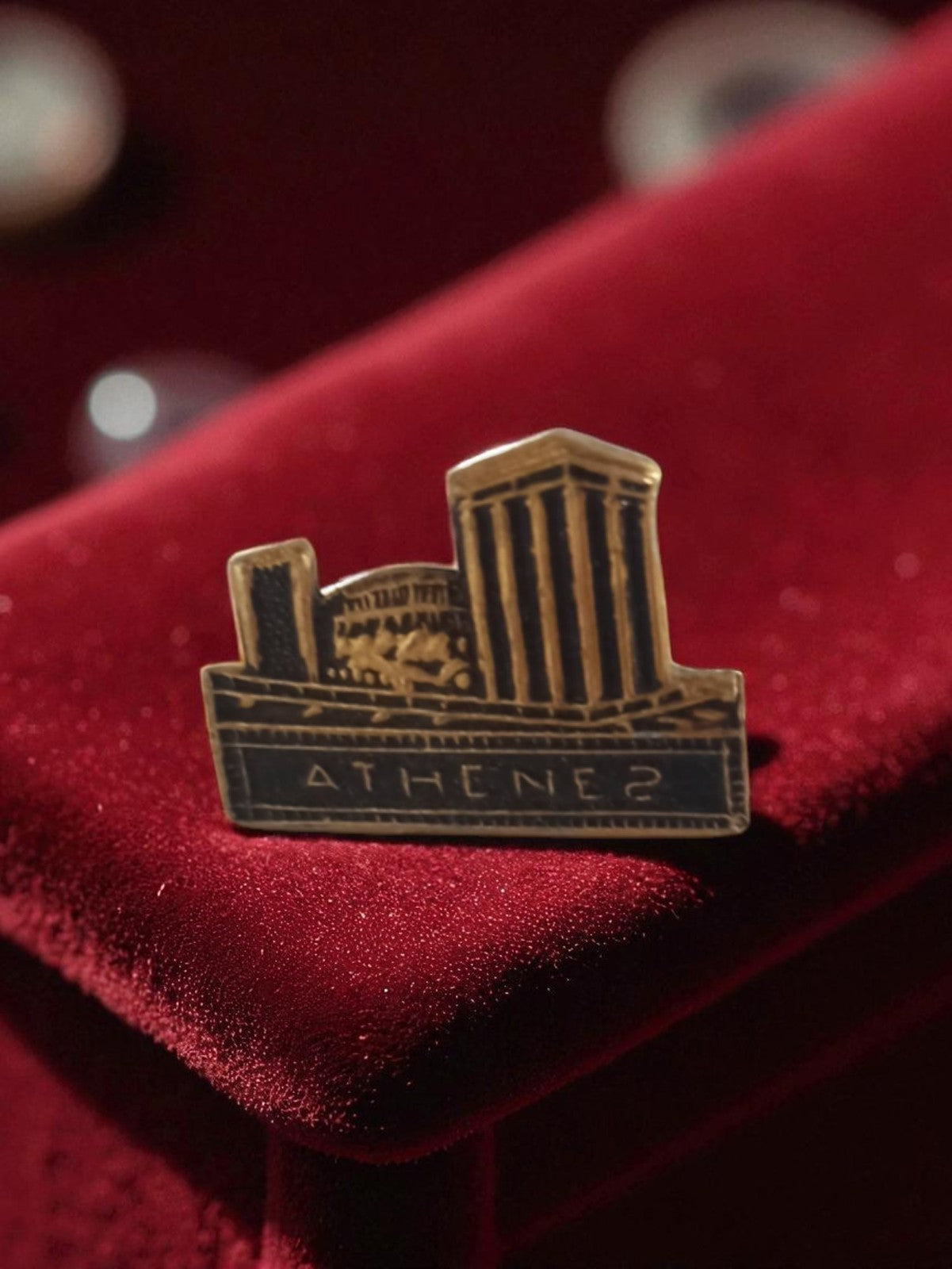 Pin's publicitaire vintage Athènes ancien badge collection rétro publicité