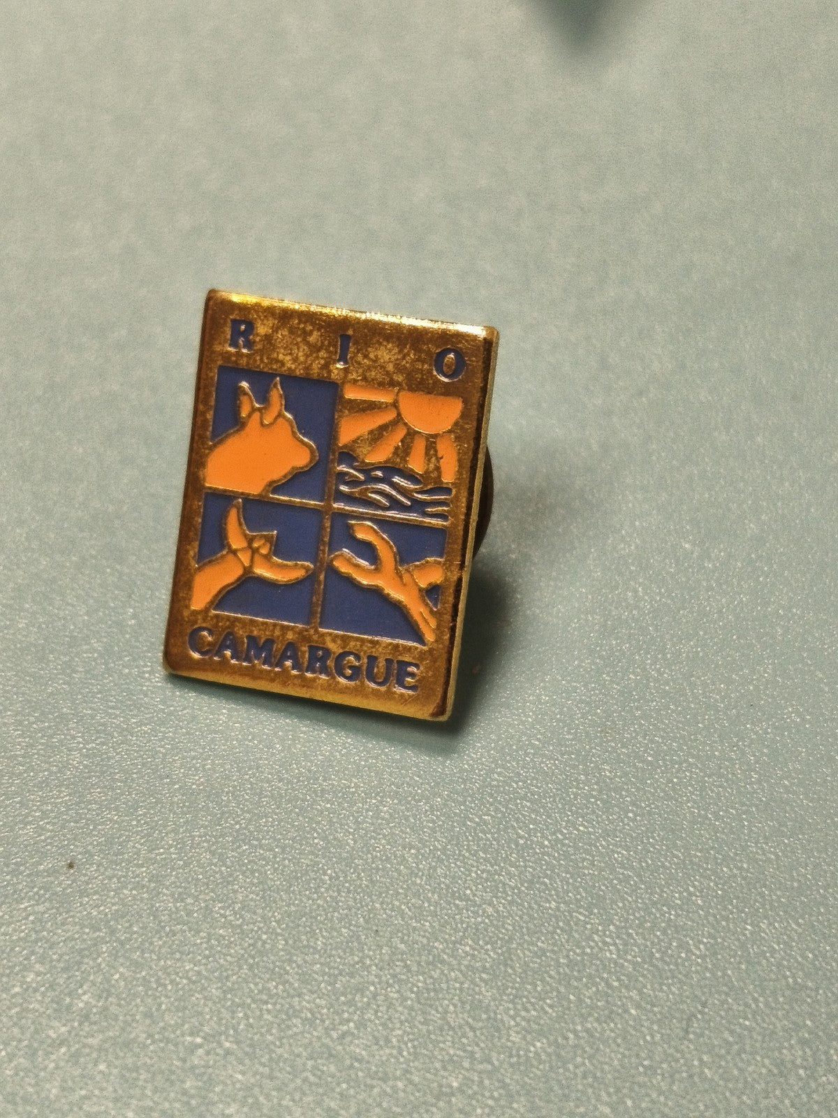 Vintage pin's Camargue émaillé carré bleu orange collection régionale (Ref 13)