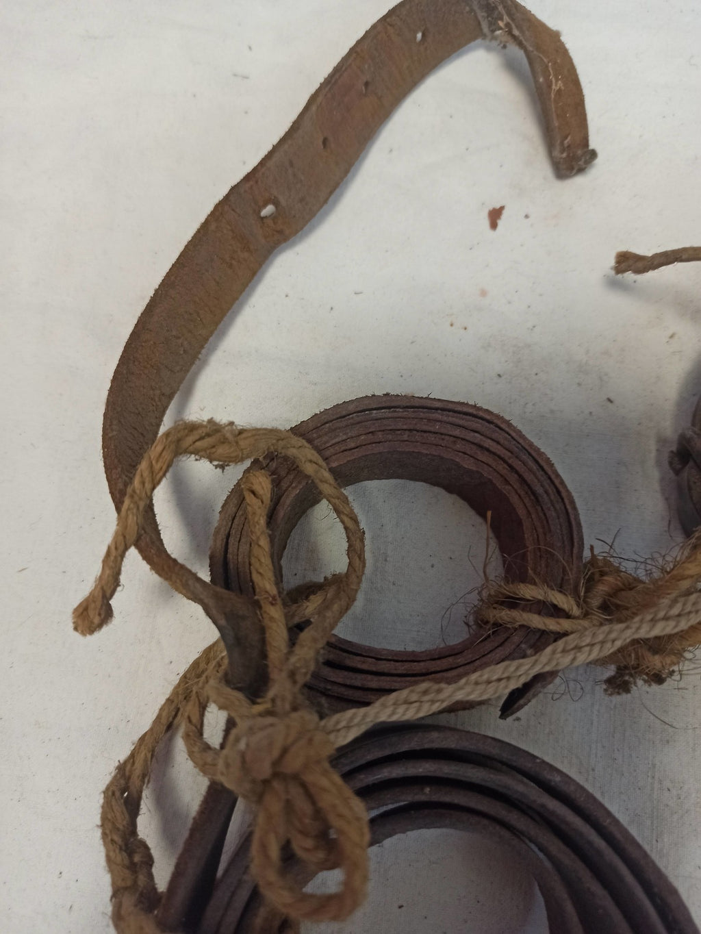 Lot sangles militaires anciennes vintage, lanières aspect cuir, accessoire unifo
