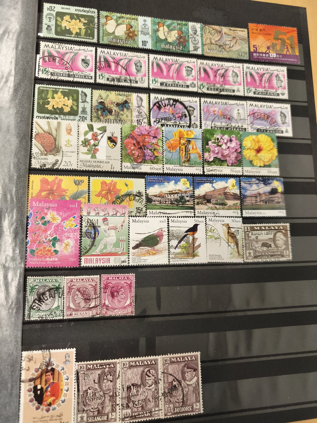 Lot timbres Malaisie fleurs papillons oiseaux oblitérés supports non inclus