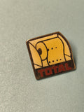 Vintage pin's TOTAL logo jaune carré collection publicitaire ancien
