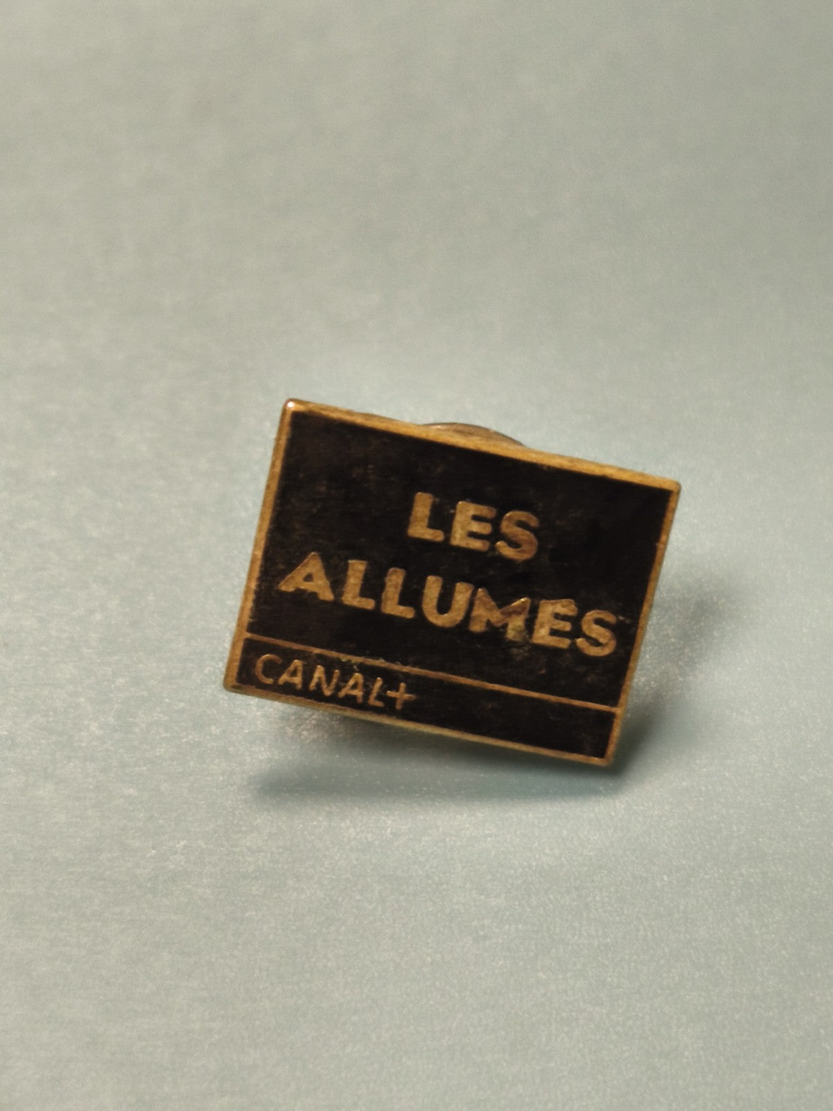 Vintage pin's Canal+ Les Allumés noir doré badge ancien collection TV