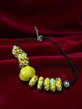 Collier ethnique vintage perles jaunes mouchetées, bijou rétro artisanal