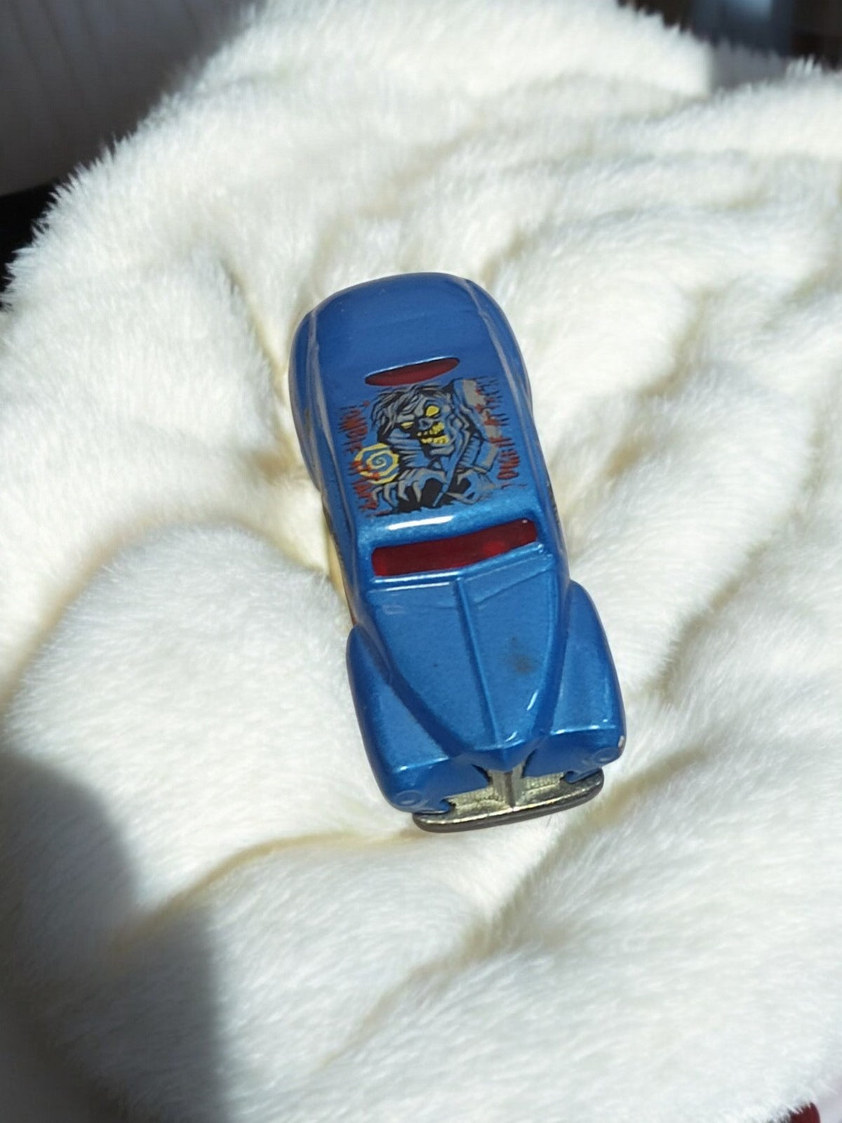 Voiture miniature vintage bleue décorée, véhicule rétro ancien, jouet d'occasion