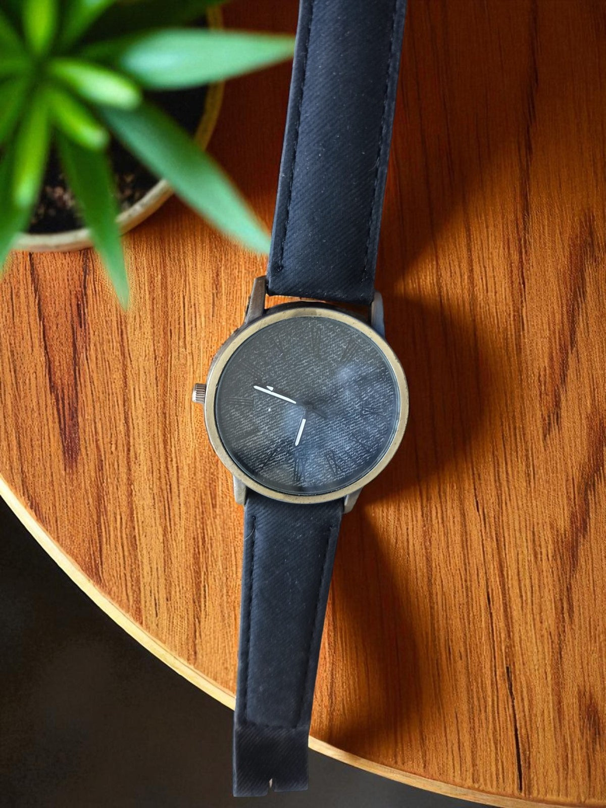 Montre homme vintage cadran minimaliste noir, bracelet aspect cuir, non testée