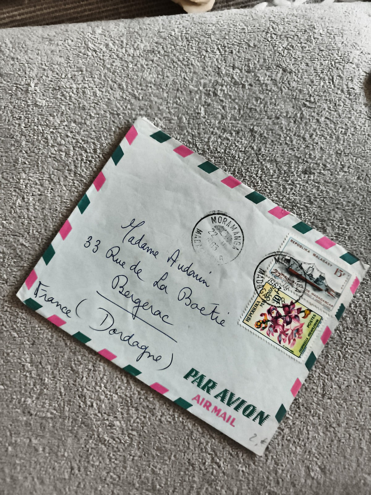 Lettre affranchie Madagascar timbres fleurs bateau Par Avion air mail philatélie