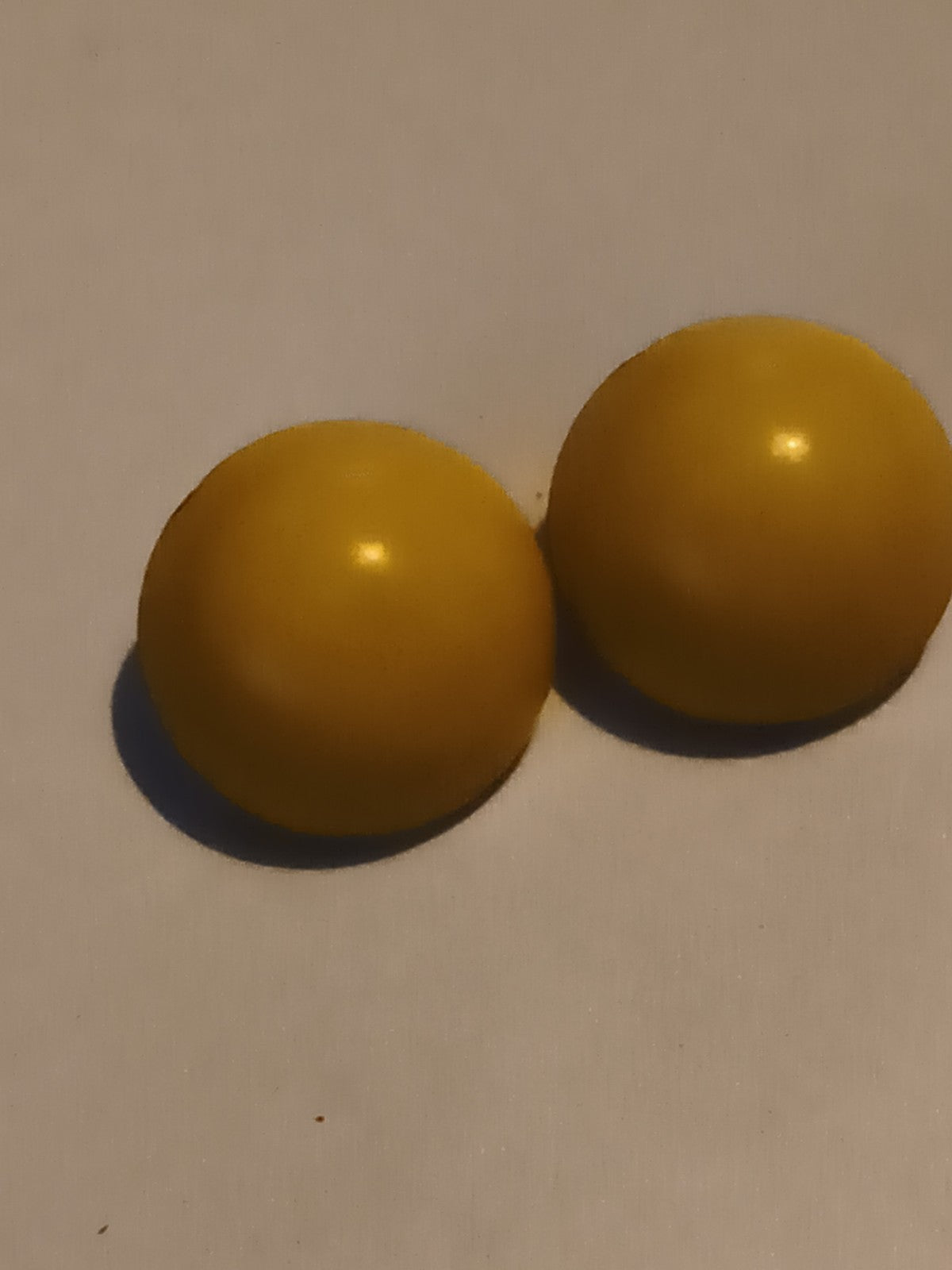 Paire boucles d’oreilles vintage bombées jaune rondes rétro clip années 70