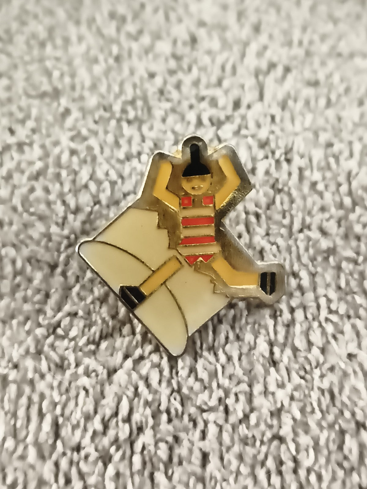 Pin's vintage personnage danseur émaillé style années 80 badge rétro (Ref 2)