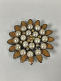 Broche vintage fleur métal doré, perles et strass, style rétro ancien