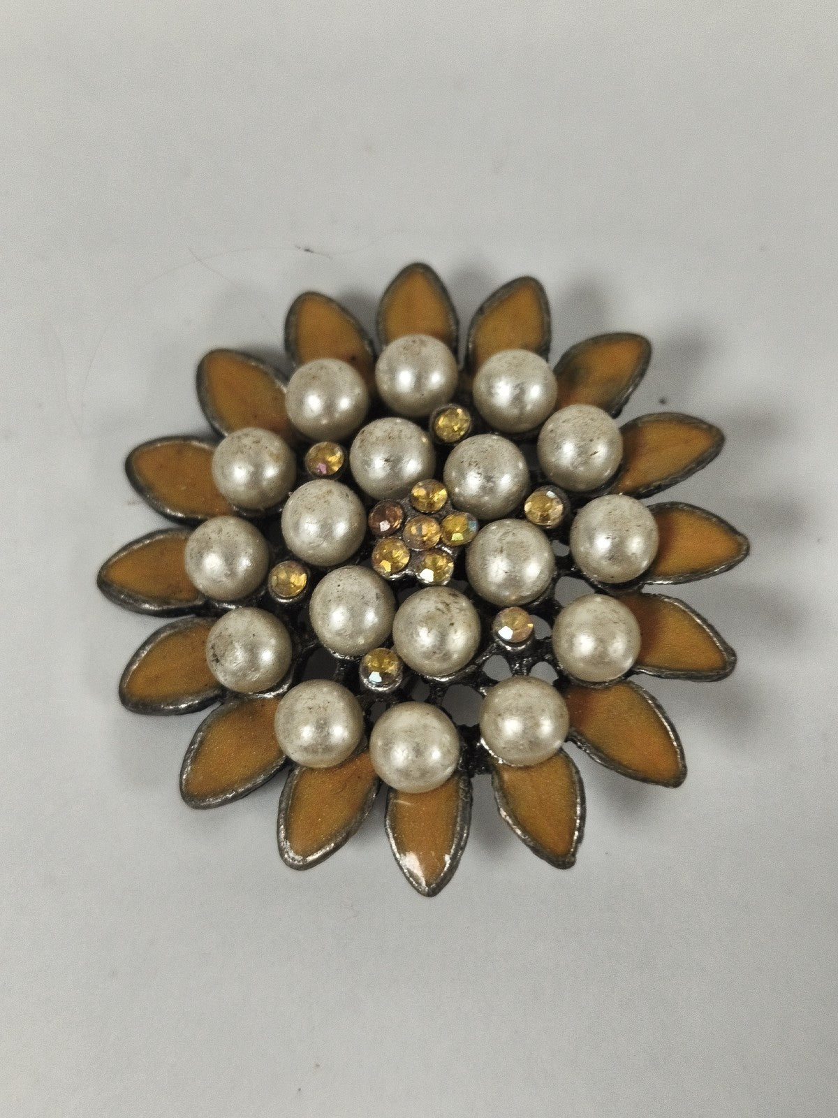 Broche vintage fleur métal doré, perles et strass, style rétro ancien