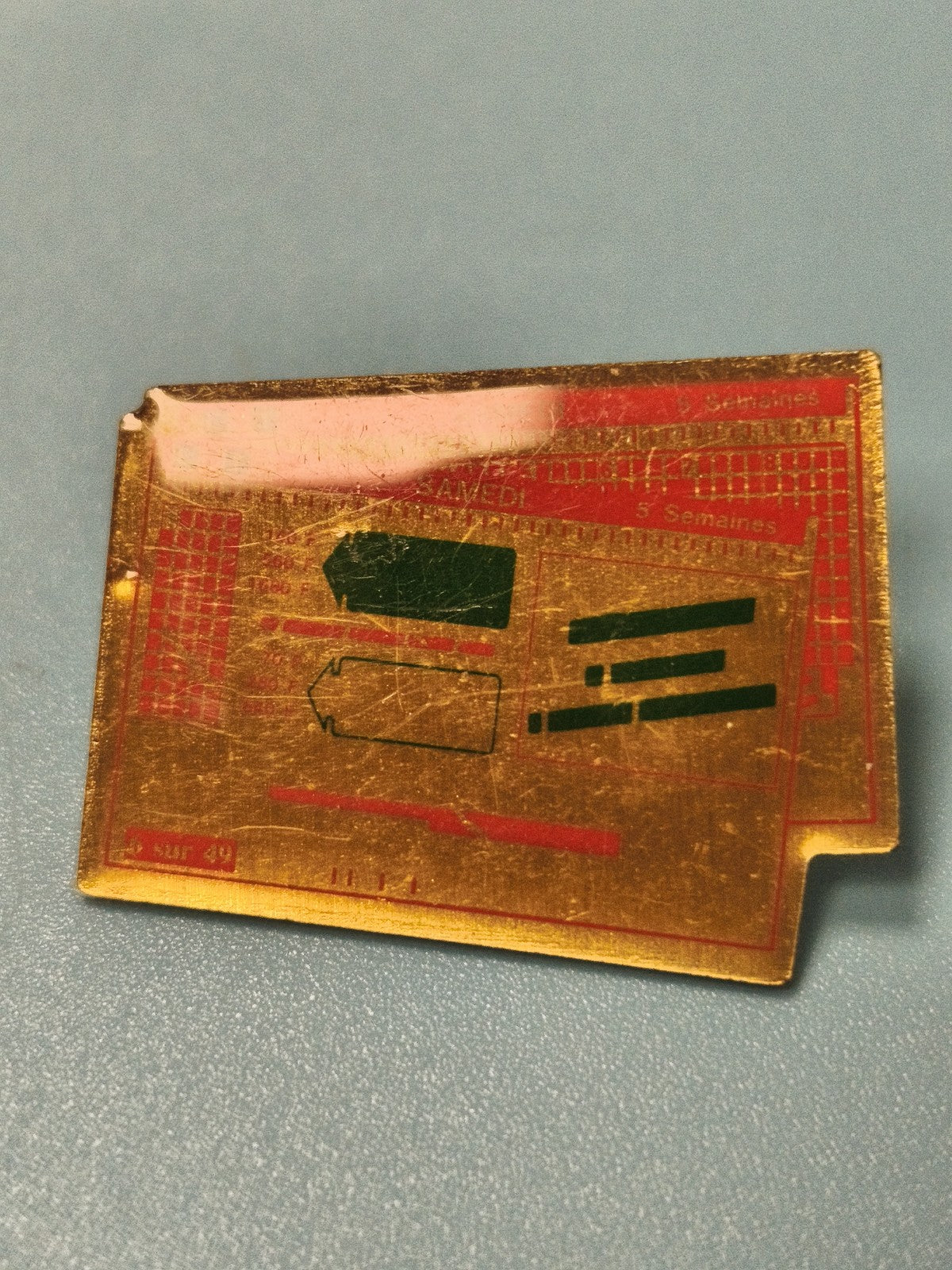 Vintage pin's loto rectangulaire doré, motif graphique ancien, collection rare