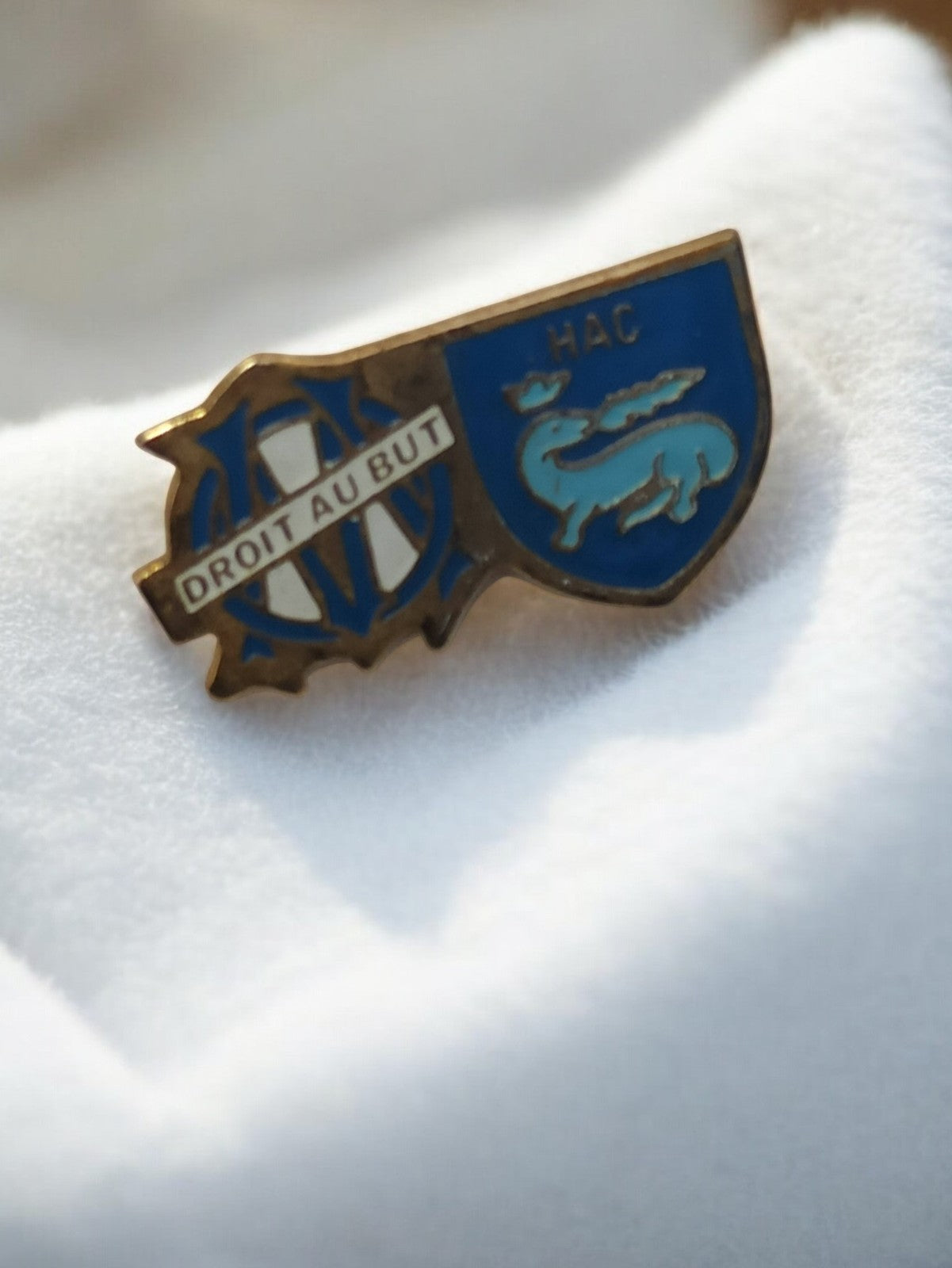 Pin's ancien OM HAC Droit au but badge vintage football bleu Marseille Le Havre