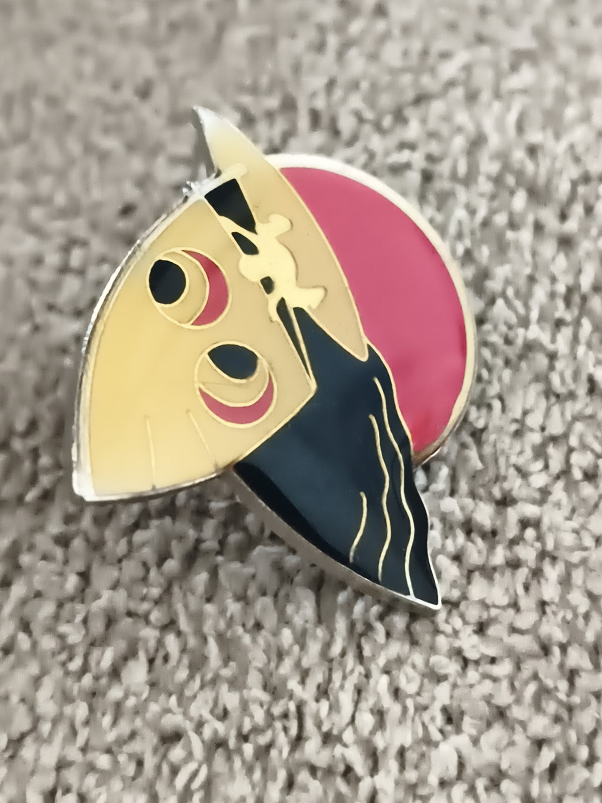 Pin's vintage masque stylisé émaillé jaune noir rouge (Ref 5) badge rétro