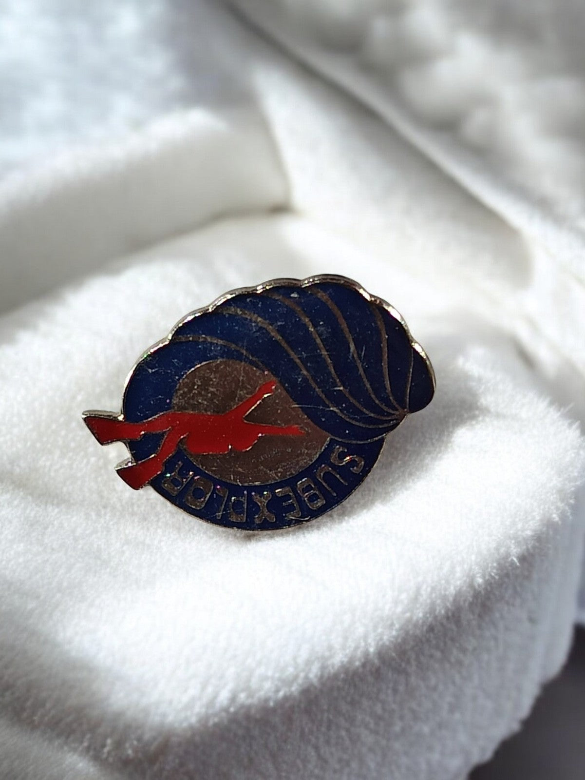 Pin's vintage SUBEXPLOR plongeur émail bleu rouge badge publicitaire rétro