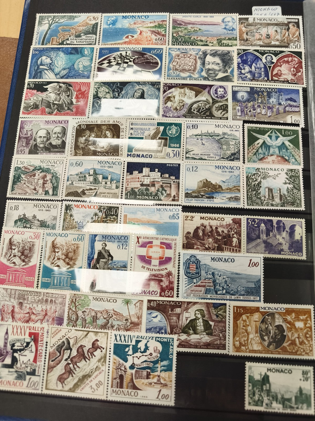 Lot de timbres Monaco multicolores thématiques, différents motifs, d'occasion