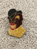 Pin's vintage visage stylisé chapeau melon, finition dorée émaillée (Ref 2)
