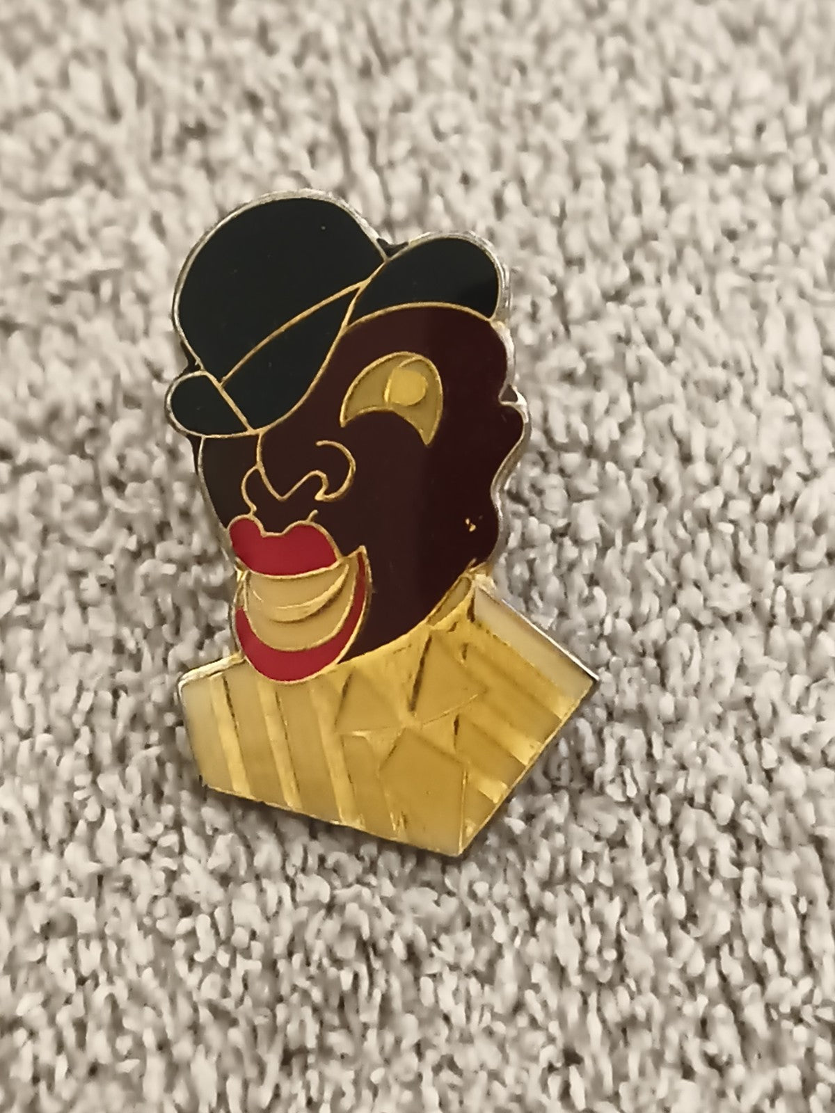 Pin's vintage visage stylisé chapeau melon, finition dorée émaillée (Ref 2)