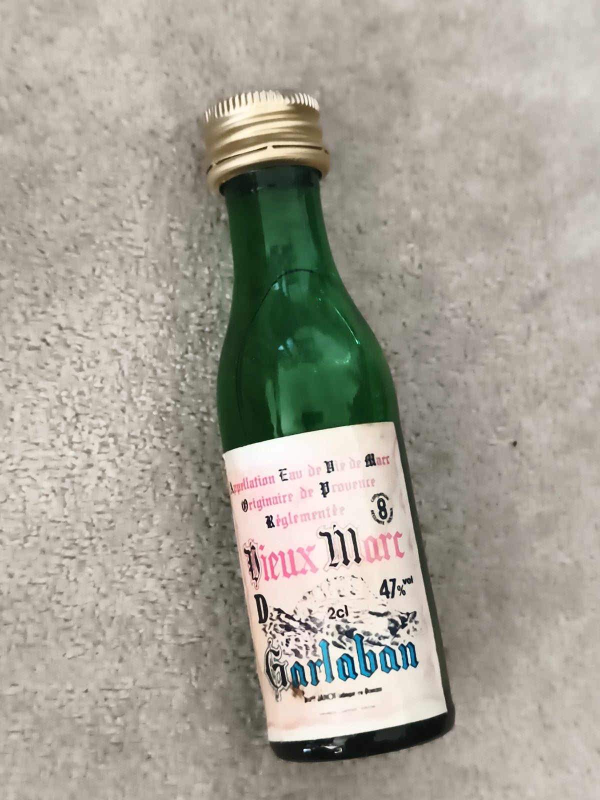 Mini-bouteille alcool Vieux Marc Garlaban 2cl 47% verre vert capsule dorée
